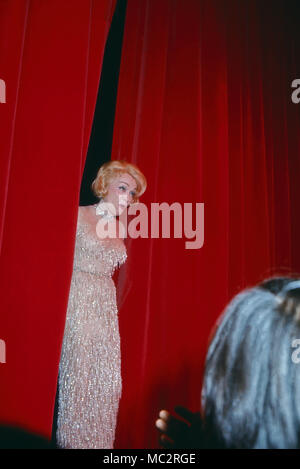 Marlene Dietrich, deutsch amerikanische Schauspielerin und Sängerin bei ihrem Abschiedskonzert im Teatro "Espace Cardin a Parigi, Frankreich 1973. American tedesco attrice e cantante Marlene Dietrich presso il suo ultimo concerto al "Espace Cardin theatre in Parigi, Francia 1973. Foto Stock