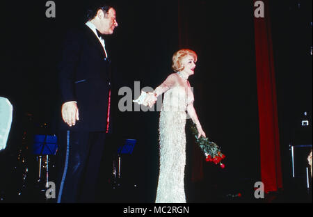 Marlene Dietrich, deutsch amerikanische Schauspielerin und Sängerin bei ihrem Abschiedskonzert im Teatro "Espace Cardin a Parigi, Frankreich 1973. American tedesco attrice e cantante Marlene Dietrich presso il suo ultimo concerto al "Espace Cardin theatre in Parigi, Francia 1973. Foto Stock