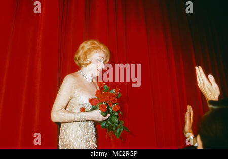 Marlene Dietrich, deutsch amerikanische Schauspielerin und Sängerin bei ihrem Abschiedskonzert im Teatro "Espace Cardin a Parigi, Frankreich 1973. American tedesco attrice e cantante Marlene Dietrich presso il suo ultimo concerto al "Espace Cardin theatre in Parigi, Francia 1973. Foto Stock