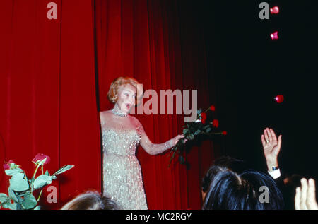 Marlene Dietrich, deutsch amerikanische Schauspielerin und Sängerin bei ihrem Abschiedskonzert im Teatro "Espace Cardin a Parigi, Frankreich 1973. American tedesco attrice e cantante Marlene Dietrich presso il suo ultimo concerto al "Espace Cardin theatre in Parigi, Francia 1973. Foto Stock