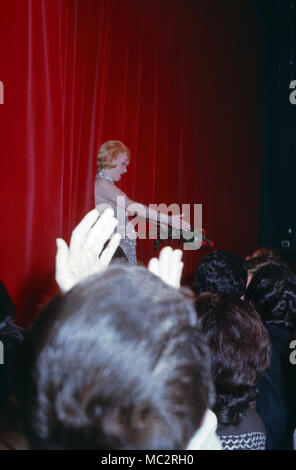 Marlene Dietrich, deutsch amerikanische Schauspielerin und Sängerin bei ihrem Abschiedskonzert im Teatro "Espace Cardin a Parigi, Frankreich 1973. American tedesco attrice e cantante Marlene Dietrich presso il suo ultimo concerto al "Espace Cardin theatre in Parigi, Francia 1973. Foto Stock