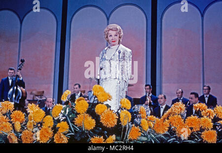 Marlene Dietrich, deutsch amerikanische Schauspielerin und Sängerin bei einem Konzert, 1969. American tedesco attrice e cantante Marlene Dietrich Live in Concert, 1969 Foto Stock