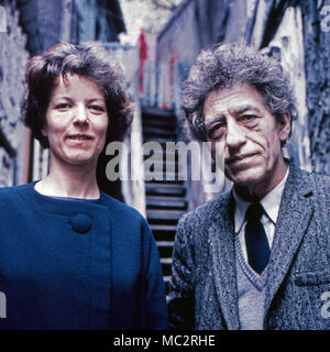 Alberto Giacometti, Schweizer Bildhauer, Maler und Grafiker und Annette braccio, in seinem atelier a Parigi, Frankreich 1962. Swiss scultore, pittore e grafico Alberto Giacometti con Annette braccio presso il suo studio a Parigi, Francia 1962. Foto Stock