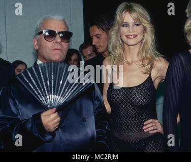 Karl Lagerfeld mit Supermodel Claudia Schiffer, Deutschland 1992. Stilista Karl Lagerfeld tedesco con il modello super Claudia Schiffer, Germania 1992. Foto Stock