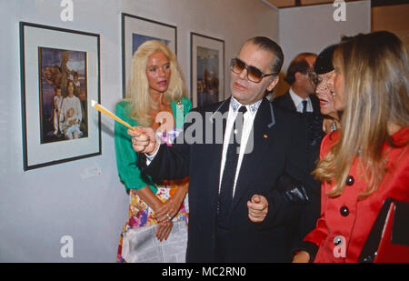 Karl Lagerfeld und Gunilla von Bismarck (links) bei der Eröffnung circuizione Boccherini Ausstellung 'Parade' im Museum für Moderne Kunst di Francoforte, Deutschland 1994. Karl Lagerfeld e Gunilla von Bismarck (sinistra) all'inaugurazione di una sua mostra fotografica "Parade' al Museum fuer Moderne Kunst di Francoforte, Germania 1994. Foto Stock