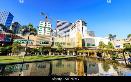 Manila, Filippine - Feb 24, 2018 : scenario di Bonifacio High street, che è la famosa strada dello shopping Foto Stock