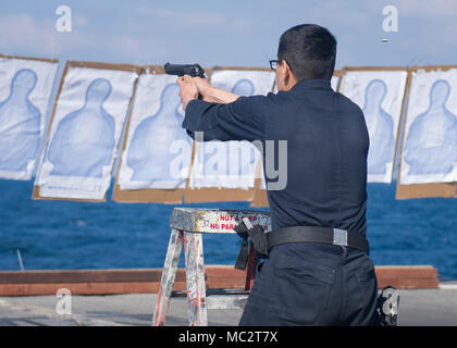 180118-N-IA905-1011 Mar Arabico (GEN. 18, 2018) Boatswain compagno del marinaio David Olivo incendi un M9 pistola durante una qualifica di armi a bordo della classe Arleigh-Burke guidato-missile destroyer USS Preble (DDG 88). Preble viene implementato con Theodore Roosevelt Carrier Strike gruppo per gli Stati Uniti Quinta Flotta area di operazioni a sostegno della sicurezza marittima operazioni per rassicurare gli alleati e partner e preservare la libertà di navigazione e il libero flusso di commercio nella regione. (U.S. Foto di Marina di Massa lo specialista di comunicazione di terza classe Morgan K. ntutti i/rilasciato) Foto Stock