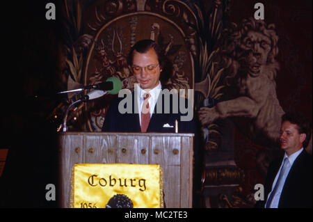 König Carl XVI. Gustaf von Schweden zu Besuch in Coburg hält eine Rede zum Jubliäum des Herzogtums, Deutschland 1982. Re Carlo XVI Gustavo di Svezia offrendo un discorso per l'anniversario del ducato di Coburg mentre visitavamo la città di Coburg, Germania 1982. Foto Stock