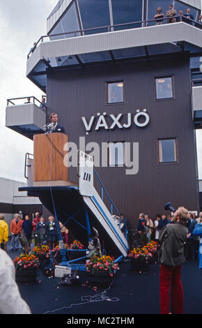 König Carl XVI. Gustaf hält eine Rede zur Einweihung des örtlichen Flughafens bei einem Besuch in Växjö, Schweden 1975. Re Carl XVI Gustaf offrendo un discorso di apertura di Växjö airport mentre visitavamo la città, Svezia 1975. Foto Stock