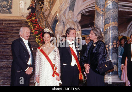 Das schwedische Königspaar Carl XVI. Gustaf und seine Frau Silvia werden beim Staatsbesuch in Deutschland von Bundespräsident Walter Scheel und circuizione Frau Mildred (beide außen) empfangen, Bonn, Deutschland 1979. Re Carlo Gustavo XVI e la Regina Silvia di Svezia in una serata di gala a Bonn con il Presidente Federale Walter Scheel (sinistra) e sua moglie Mildred, Germania 1979. Foto Stock