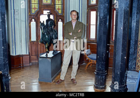 Georg Friedrich Prinz von Preußen, neben einem Reiterstandbild von Kaiser Guglielmo II, dessen originale an der Hohenzollernbrücke in Köln steht, Deutschland 2006. Georg Friedrich, principe di Prussia, con una statua equestre di Kaiser Guglielmo II. Il suo originale è presso il ponte di Hohenzollern a Colonia, Germania 2006. Foto Stock