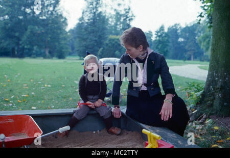 Prinzessin Donata von Preußen mit Georg Friedrich im Sandkasten auf Schloss Rüdenhausen, Deutschland 1978. La principessa Donata della Prussia con suo figlio Georg Friedrich in una buca di sabbia al castello Ruedenhausen, Germania 1978. Foto Stock