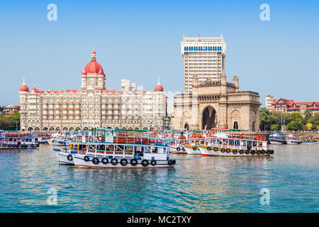 Il Gateway of India e barche come visto dal porto di Mumbai in Mumbai, India Foto Stock