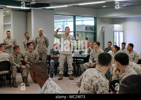 Col. James Schenelle, centro, vice G-3 operations officer, III Marine forza expeditionary, parla con i Marines e marinai delle apparecchiature a terra per il programma di sostegno (GESP) dopo aver mangiato il pranzo con loro per discutere i futuri eventi durante una visita a Darwin, in Australia a gennaio 28, 2018. Schenelle accompagnato Brig. Gen. Daniel Conley, comandante generale, 3° Marine Logistics Group, su un sondaggio del sito di GESP a varie basi in Darwin in preparazione per la Marina forza rotazionale - Darwin programmate per iniziare a marzo. La presenza degli STATI UNITI Marines in Australia riflette la alleanza duratura e co Foto Stock