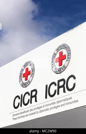 Ginevra, Svizzera - 1 Ottobre 2017: il logo del CICR in inglese e francese in un pannello Foto Stock