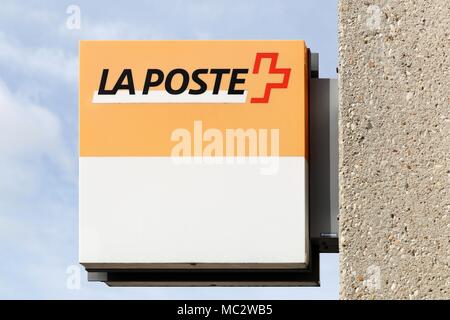 Versoix, Svizzera - 1 Ottobre 2017: La poste logo su una parete. La Posta Svizzera è il servizio postale nazionale della Svizzera e una azienda pubblica Foto Stock