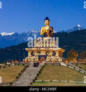 Il Buddha Park di Ravangla durante la notte, è situato nei pressi di Rabong nel sud il Sikkim district, il Sikkim, India Foto Stock