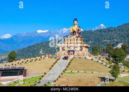 Il Buddha Park di Ravangla si trova sulla strada per il Monastero Ralong ai piedi della collina di Maenam santuario della fauna selvatica nel sud il Sikkim, India Foto Stock