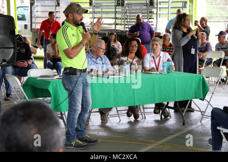 Villalba, Puerto Rico's sindaco Luis Javier Hernàndez ha parlato di un quartiere riunione del 27 gennaio 2018 sull uragano Maria/uragano Irma risposta e operazioni di recupero da parte della Federal Emergency Management Agency (FEMA), STATI UNITI Esercito di ingegneri e di altre agenzie federali. Diane Kozlowski (seduti a tavola a destra) serve come un corpo di governo locale liaison per la zona intorno a Ponce nel sud parte centrale di Puerto Rico. Traduttore FEMA Lily Garcia (seconda da destra al tavolo) condivide il sindaco di commenti con la sua agenzia di rappresentanti e Kozlowski. Foto Stock