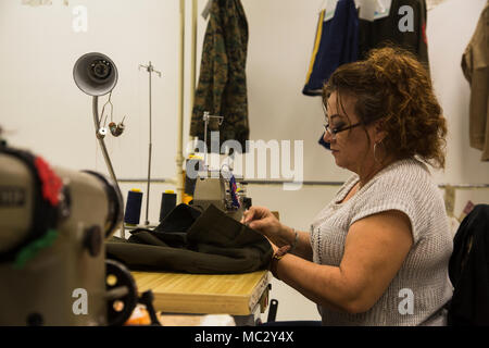 Blanca Quintero, una sarta presso la stazione di pulitura a secco, altera una coppia di stati uniti Marine Corps pantaloni di servizio presso le lavanderie in Marine Corps Air Station Yuma, Ariz., 10 gennaio, 2017. La stazione di pulitura a secco è un servizio fornito dalla Marine Corps Exchange (MCX) a Marines e civili, che fornisce loro la possibilità di ottenere i loro indumenti puliti, pressati, montato, alterati o una combinazione di servizi se necessario. (U.S. Marine Corps foto scattata da Cpl. Isaac Martinez) Foto Stock