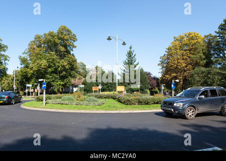 La rotonda sulla Broadway è creduto essere la Gran Bretagna è la prima rotatoria, costruito intorno al 1909, Letchworth Garden City. Foto Stock