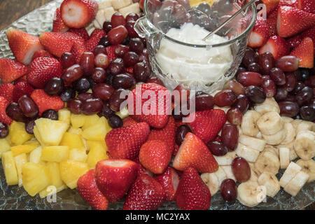 Una bella parte frutta invitante per gustare le deliziose specialità di frutta fresca. Foto Stock