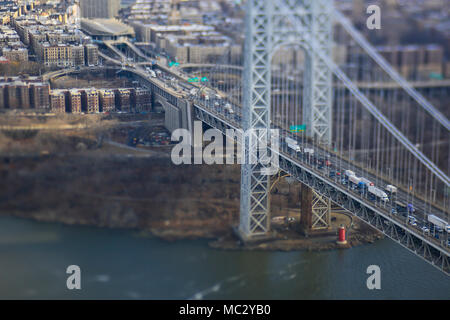 Una veduta aerea del ponte George Washington Bridge e Fort Washington Park, N.Y., come si vede da una maglia nuova Guardia Nazionale UH-60L Black Hawk elicottero su un volo di formazione, Gennaio 24, 2018. Esercito aviatori dal primo elicottero d'assalto battaglione, 150° Reggimento aviazione sono tenuti a familiarizzare con la Hudson particolari regole di volo area sopra la città di New York. Questa foto è stata scattata con un tilt-shift lente. (U.S. Air National Guard foto di Master Sgt. Matt Hecht) Foto Stock