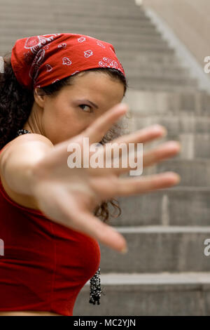 Woman in Red nasconde il suo volto a mano Foto Stock