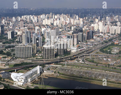 Vista aerea, Pinheiros River, Avenue di Bandeirantes, Sao Paulo, Brasile Foto Stock