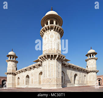 Itimad-ud-daulah, tomba di Mizra Ghiyas beg, al tramonto, Agra, Uttar Pradesh, India. Foto Stock