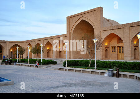 Caravanserai al tramonto vicino a Kashan, sull'antica Via della Seta, prima oasi lungo la strada che da Qom a Kerman sul bordo dell'Iran grande centrale deserti Foto Stock