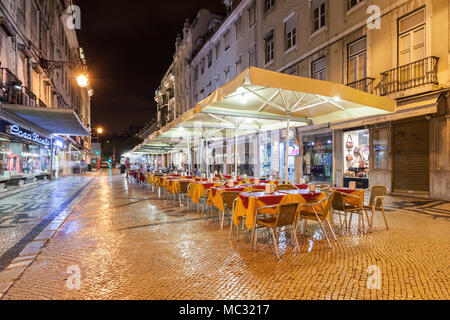 Lisbona - 25 giugno: Street Cafe nel centro di giugno, 25, 2014 a Lisbona, Portogallo Foto Stock