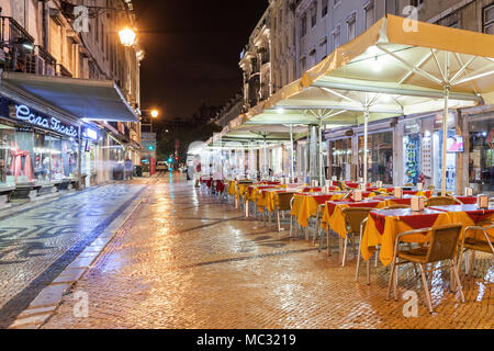 Lisbona - 25 giugno: Street Cafe nel centro di giugno, 25, 2014 a Lisbona, Portogallo Foto Stock