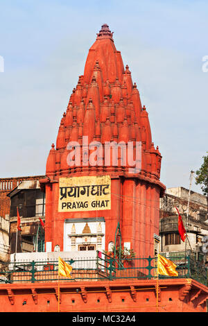 VARANASI, India - 12 aprile: Prayag ghat tempio su Ganga bank il 12 aprile 2012 in Varanasi, Uttar Pradesh, India Foto Stock