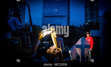 Lavoratori locali con la Commissione di Monumenti di Combattimento americana lavorare con i membri della difesa POW/mia agenzia di contabilità (DPAA) durante un disinterment a Manila American Cemetery a Manila nelle Filippine, 22 gennaio 2018. Il disinterment era parte di DPAA fatica a identificare le incognite persa durante la seconda guerra mondiale e di fornire il più possibile completa di contabilità il nostro personale mancante per le loro famiglie e per la nazione. (U.S. Marine Corps Photo by Staff Sgt. Demetrio Munnerlyn) Foto Stock