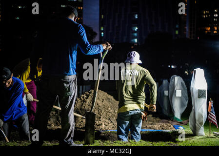 Lavoratori locali con la Commissione di Monumenti di Combattimento americana lavorare con i membri della difesa POW/mia agenzia di contabilità (DPAA) durante un disinterment a Manila American Cemetery a Manila nelle Filippine, 22 gennaio 2018. Il disinterment era parte di DPAA fatica a identificare le incognite persa durante la seconda guerra mondiale e di fornire il più possibile completa di contabilità il nostro personale mancante per le loro famiglie e per la nazione. (U.S. Marine Corps Photo by Staff Sgt. Demetrio Munnerlyn) Foto Stock