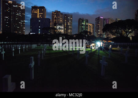 Lavoratori locali con la Commissione di Monumenti di Combattimento americana lavorare con i membri della difesa POW/mia agenzia di contabilità (DPAA) durante un disinterment a Manila American Cemetery a Manila nelle Filippine, 22 gennaio 2018. Il disinterment era parte di DPAA fatica a identificare le incognite persa durante la seconda guerra mondiale e di fornire il più possibile completa di contabilità il nostro personale mancante per le loro famiglie e per la nazione. (U.S. Marine Corps Photo by Staff Sgt. Demetrio Munnerlyn) Foto Stock