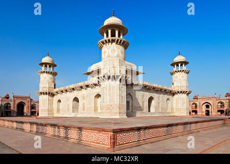 Itimad-ud-daulah, tomba di Mizra Ghiyas beg, al tramonto, Agra, Uttar Pradesh, India. Foto Stock