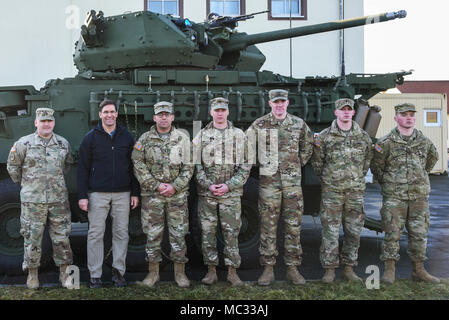 Segretario dell'esercito il dottor Mark T. Esper, la seconda da sinistra, pone con U.S. I soldati con il 2° reggimento di cavalleria di fronte un Stryker fanteria veicolo portante - (Dragoon ICVD) dopo un municipio forum nel corso della sua visita negli Stati Uniti. Presidio dell'esercito bavarese, l'esercito più grande del presidio oltremare, Torre a caserma, Grafenwoehr, Germania, gennaio 30, 2018. Come segretario, Esper le responsabilità includono la selezione, l'organizzazione della formazione, dell'equipaggiamento e della cura dell'esercito di 1.4 milioni di soldati e civili e le loro famiglie. (U.S. Foto dell'esercito di Markus Rauchenberger) Foto Stock