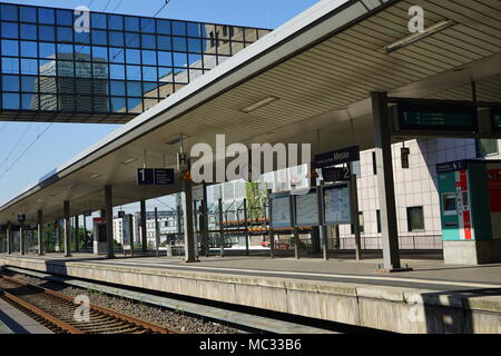 S-Bahn stazione 'Messe', S-Bahnhof " Francoforte (principale) Messe", vicino a Gatehouse, Messe Torhaus, fiera edificio, Frankfurt am Main, Germania Foto Stock