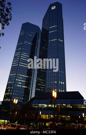 Deutsche Bank company Headquarters Building, twin tower complesso grattacielo, il quartiere centrale degli affari chiamati Bankenviertel a Francoforte, Germania Foto Stock