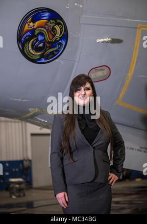 Jerrica Skipper, un artista da Carriere, Mississippi, posa per una foto accanto al naso arte su un RC-135S Cobra sfera aerei di ricognizione Gen 23, 2018 all'interno del Benny L. Davis Impianto di manutenzione a Offutt Air Force Base, Neb. Skipper visitato Offutt per vedere il suo progetto che è stato recentemente installato sul velivolo. (U.S. Air Force foto di Delanie Stafford) Foto Stock