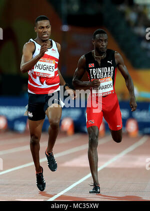 Trinidad e Tobago's Jereem Richards (destra) vince il Uomini 200m Finale dopo l'Inghilterra del Zharnel Hughes è squalificato a Carrara Stadium durante il giorno otto del 2018 Giochi del Commonwealth in Gold Coast, Australia. Foto Stock