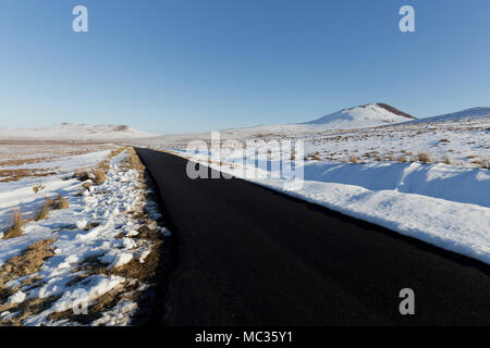 Deserta strada innevata nelle Highlands scozzesi Foto Stock