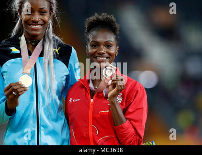 Bahamas' Shaunae Miller-Uibo (sinistra) e l'Inghilterra del Dina Asher-Smith (destra) celebrare con il loro oro e medaglie di bronzo rispettivamente per le Donne 200m al Carrara Stadium durante il giorno otto del 2018 Giochi del Commonwealth in Gold Coast, Australia. Foto Stock