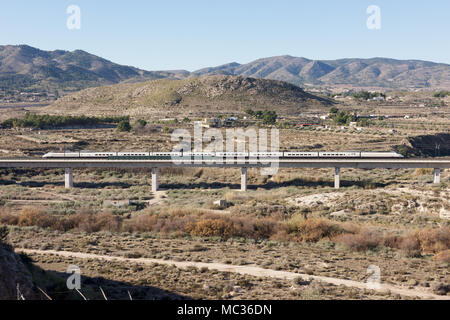 AVE il treno ad alta velocità vicino Monovar, Provincia di Alicante, Spagna Foto Stock