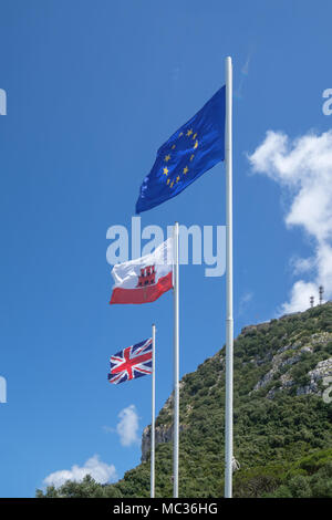 Gibilterra, Spagna: 12-Maggio 2017: la bandiera dell'UE, la bandiera di Gibilterra e la Union Jack flag sulla Rocca di Gibilterra nel maggio 2017. Foto Stock