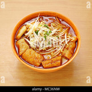 Curry Laksa che è un popolare piccante tradizionale zuppa di noodle dalla cultura Peranakan in Malaysia e a Singapore Foto Stock