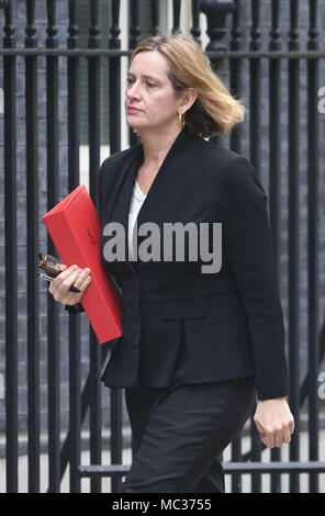 Home Secretary Ambra Rudd arriva a Downing Street, Londra, per una riunione del gabinetto per discutere del conflitto in Siria. Foto Stock