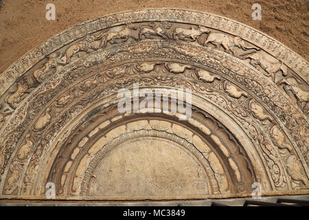 Anuradhapura Nord provincia centrale dello Sri Lanka Monastero Abhayagiri Mahasen's Palace Close Up della Pietra di luna raffiguranti fiamme, tori, elefanti, leoni, Li Foto Stock